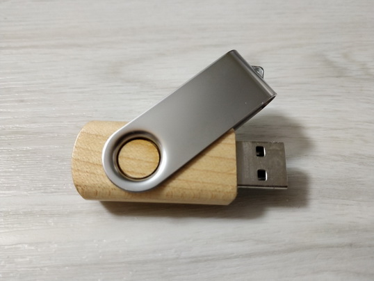 USB de madera twister