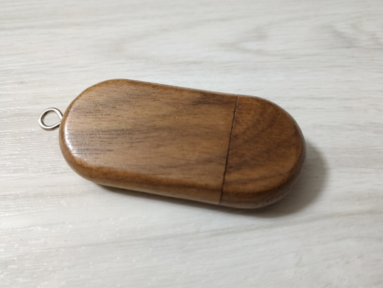Pendrive de madera ovalado
